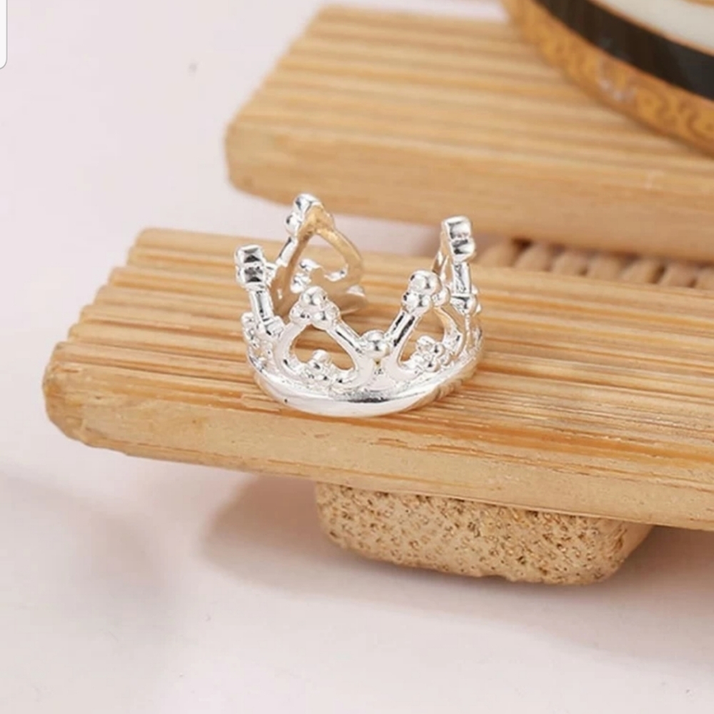 Relisted*Satine* Silver crown Ear cuff - Picture 3 of 3